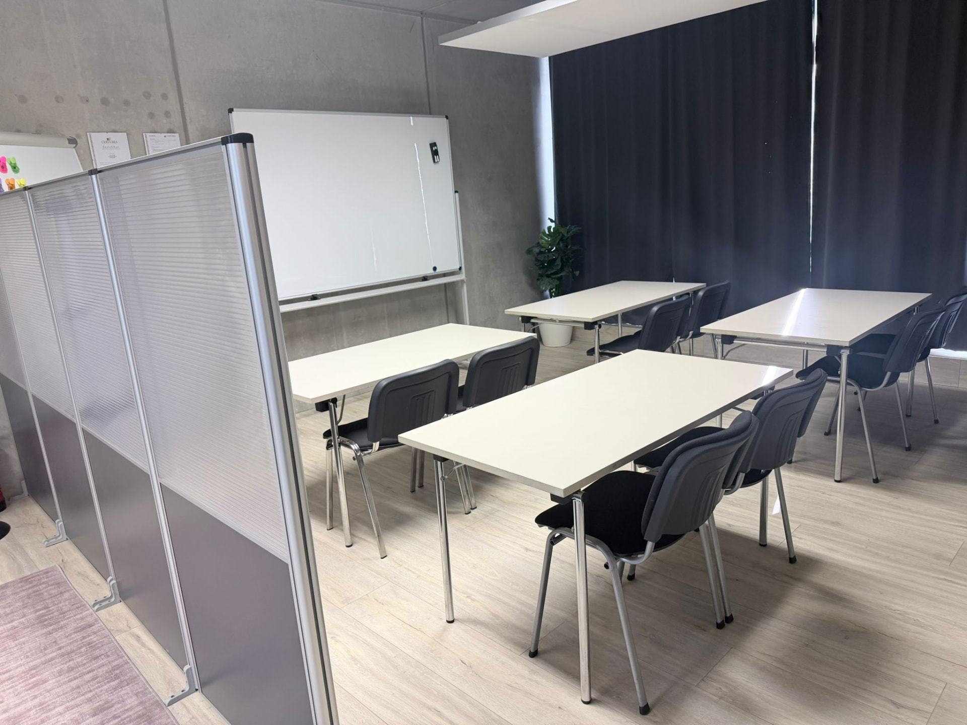 Unterrichtsraum mit Trennwand und Whiteboard