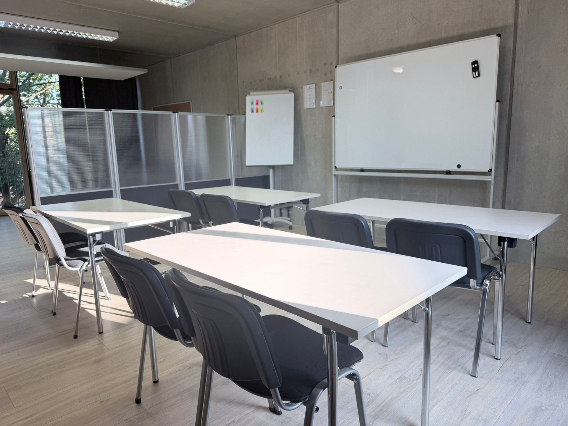 Heller Schulungsraum mit Whiteboard