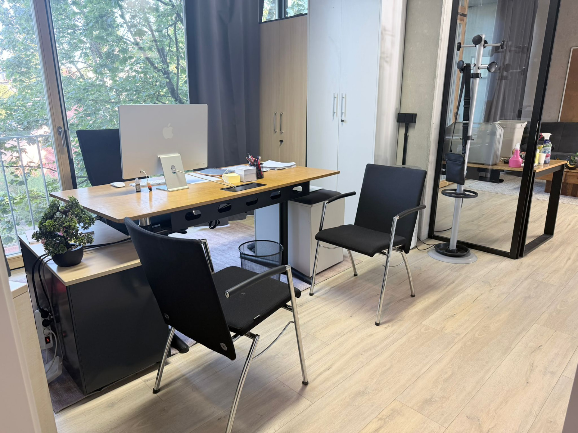 Beratungssituation mit Besucherstühlen am Schreibtisch