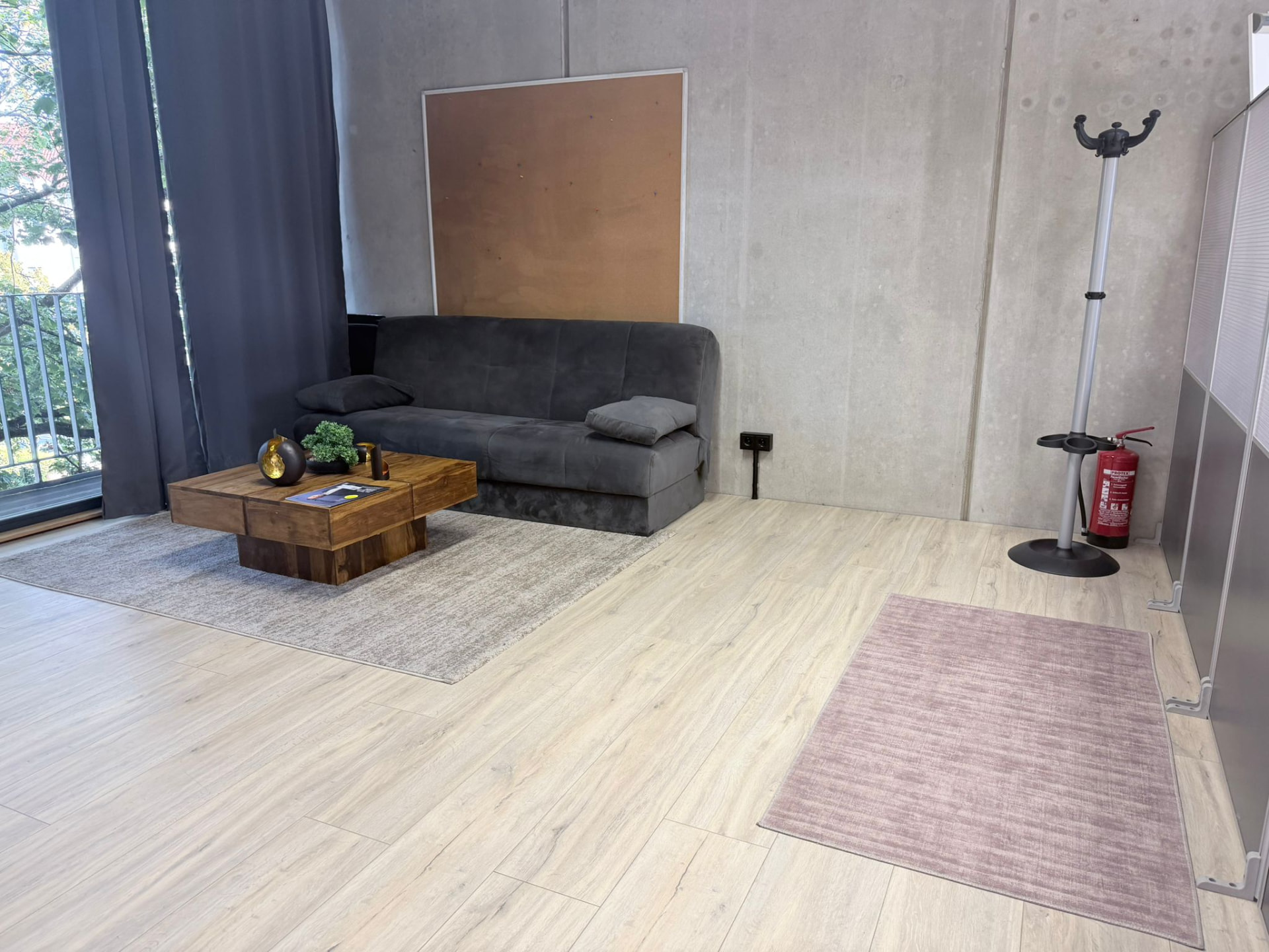 Heller Loungebereich mit Sofa und Couchtisch