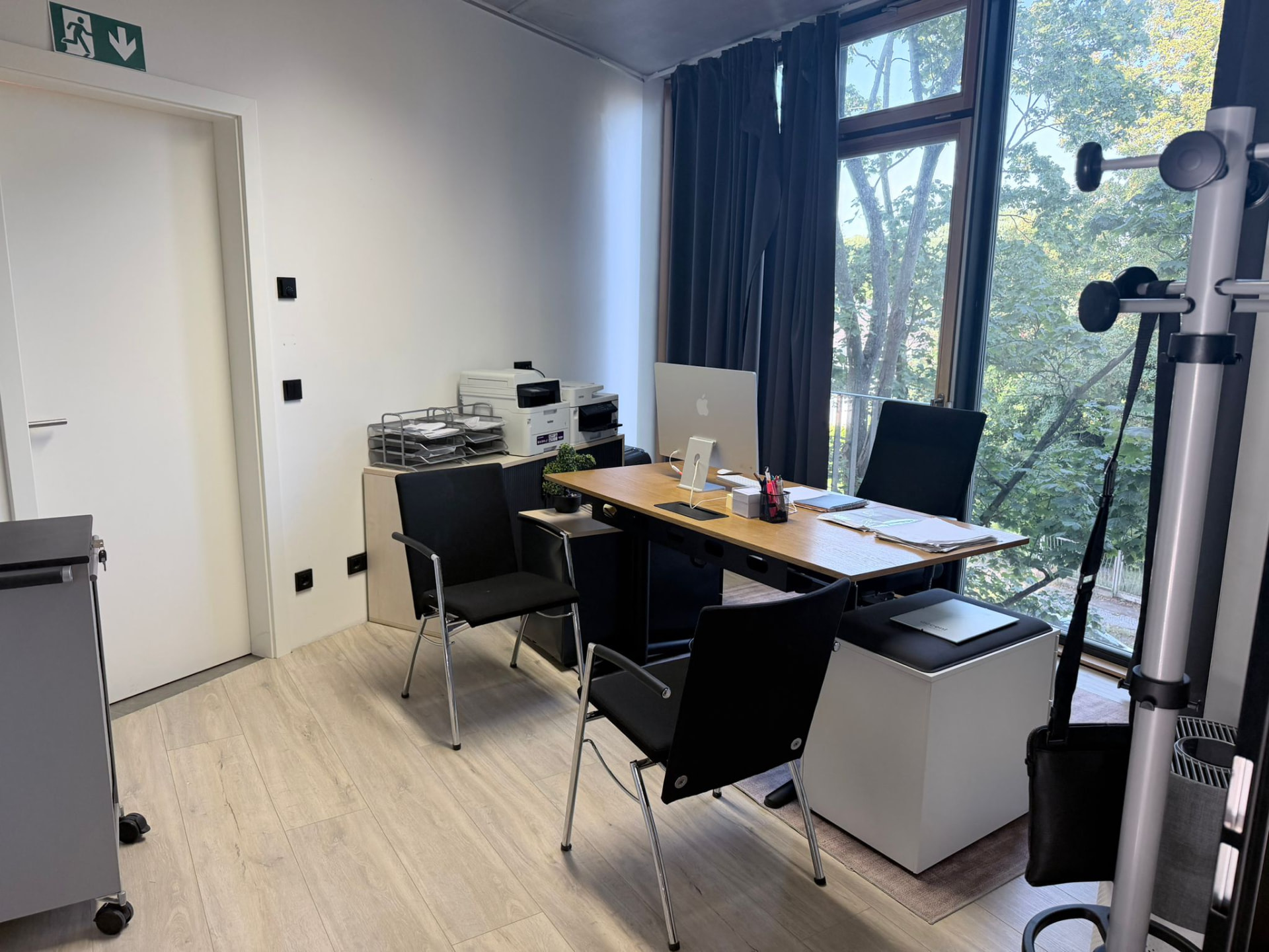 Büroraum mit Arbeitsplatz und Tageslicht